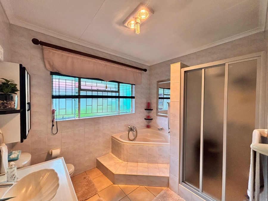 5 Bedroom Property for Sale in Flamwood North West